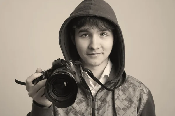 Retrato de joven fotógrafo alegre con un profesional llegó —  Fotos de Stock