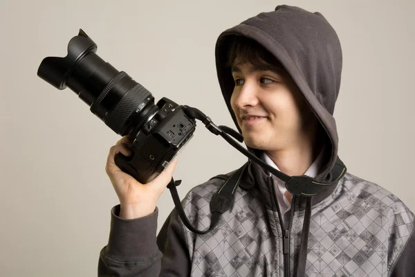 Portrét veselý mladý fotograf s profesionální přišel — Stock fotografie