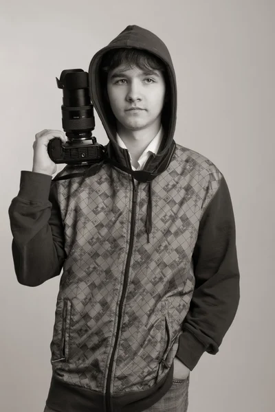 Retrato de fotógrafo usando câmera profissional — Fotografia de Stock