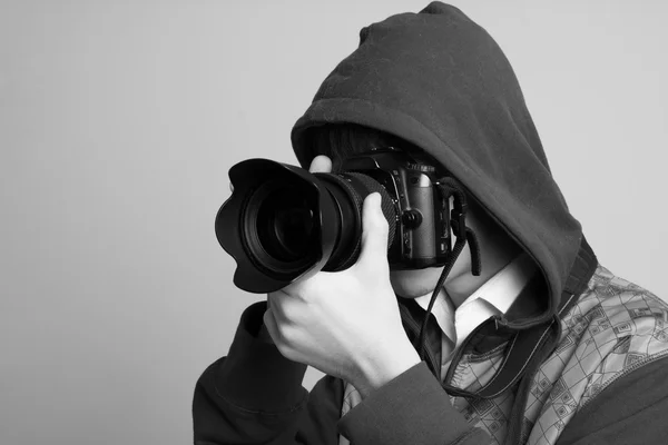 Retrato de fotógrafo usando câmera profissional — Fotografia de Stock