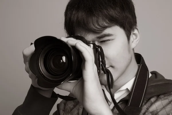 Fotógrafo masculino tomando fotos con cámara digital DSLR —  Fotos de Stock