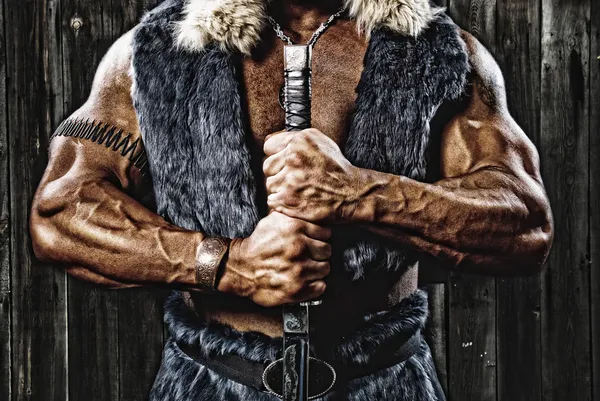 güçlü kas adam defender warrior elinde kılıç ile