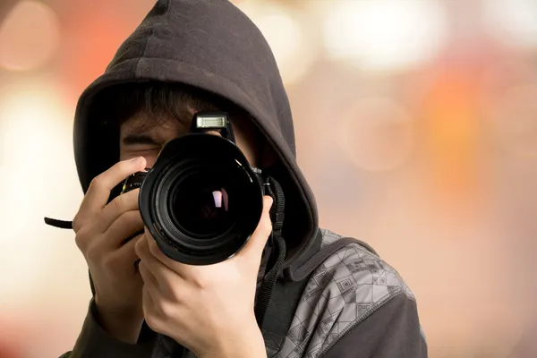 Retrato de jovem fotógrafo com câmera — Fotografia de Stock