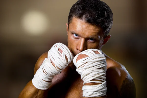 Homem forte lutador de rua, pela corda ferida mão — Fotografia de Stock