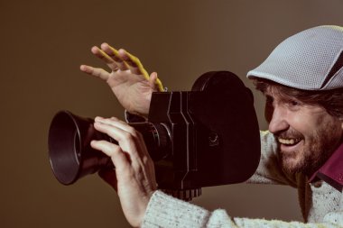 sakallı bir neşeli adam portresi filmler yapar