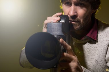 adam retro kamera ile film stres ateş eder.