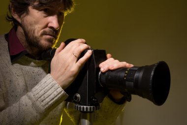 adam eski film film kamera ile.