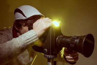 adam eski film film kamera ile
