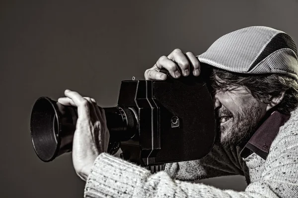 Man with old movie camera. — Stock Photo, Image