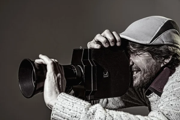 Uomo con vecchia macchina fotografica . — Foto Stock