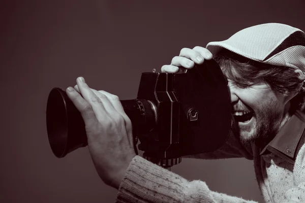 Mann mit Retro-Kamera. — Stockfoto