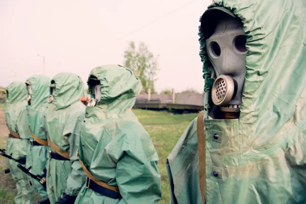 Soldaten in hun maskers en beschermende kleding — Stockfoto