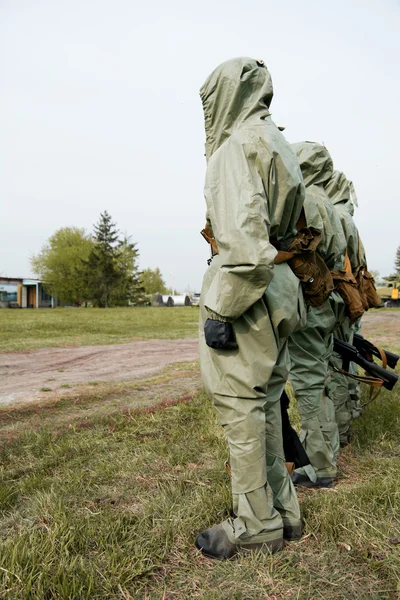 Un grupo de soldados con armas en sus máscaras y coágulos protectores —  Fotos de Stock