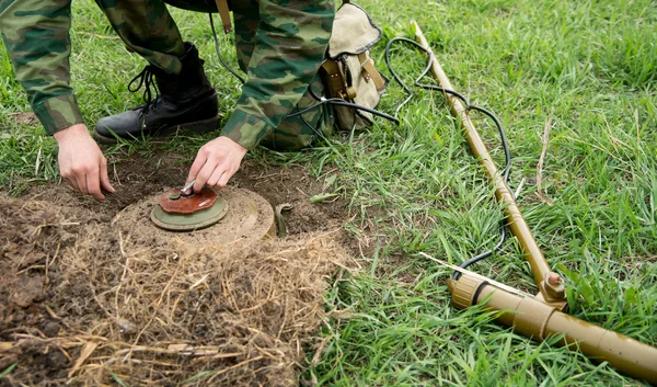 Minesweeper with a mine detector mine neutralizes — Stock Photo, Image