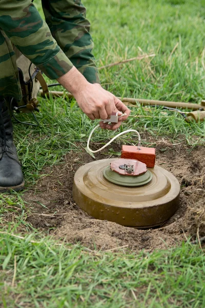 Buscaminas se prepara para un detonador de minas —  Fotos de Stock