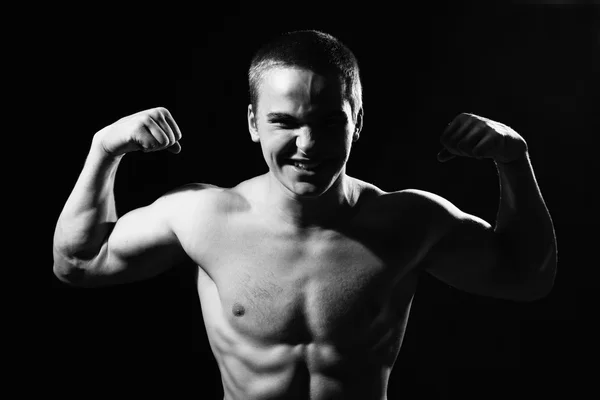 Gespierde man toont biceps — Stockfoto