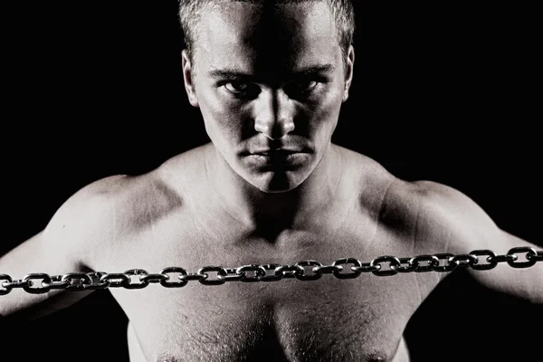 Yakın çekim portre genç bir kaslı adam metal zinciri. — Stok fotoğraf