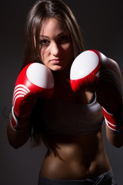 Boks eldivenleri ile genç güzel kız