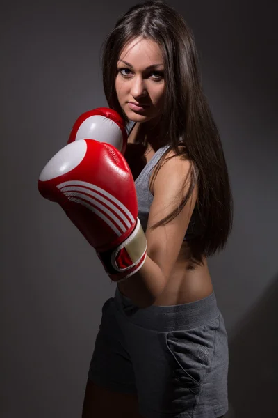 Chica con guantes de boxeo en frente . — Foto de Stock