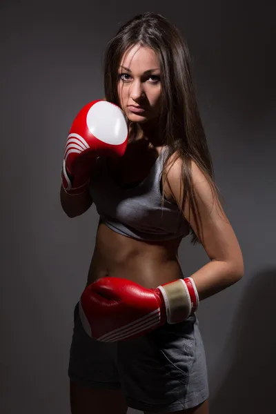 Chica con guantes de boxeo en frente . — Foto de Stock