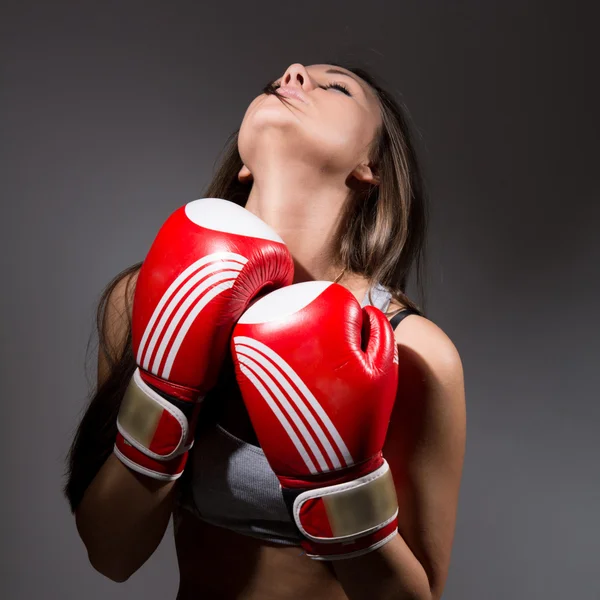 Girl with boxing gloves in front, opening the neck. — Stock Photo, Image