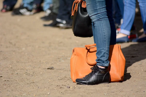 Närbild av ben och en väska. — Stockfoto