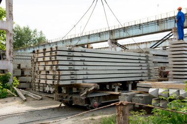Demiryolu platformu üzerinde beton döşeme taşıma
