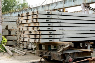 Demiryolu platformu üzerinde beton döşeme taşıma