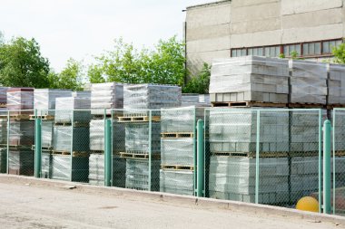 açık havada raflar içinde paketlenmiş Tuğlalar