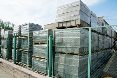 açık havada raflar içinde paketlenmiş Tuğlalar. 