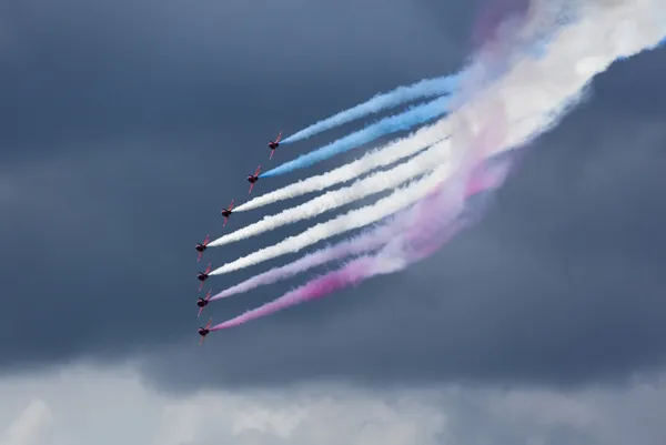 Kunstflugteam vor dramatischem Himmel — Stockfoto