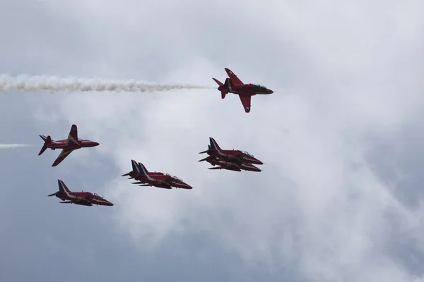 Aerobatic team breaking formation — Stock Photo, Image