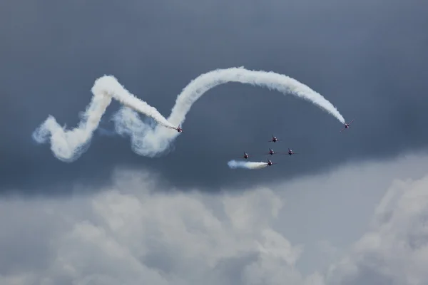 Squadra acrobatica proveniente dal cilindro — Foto Stock