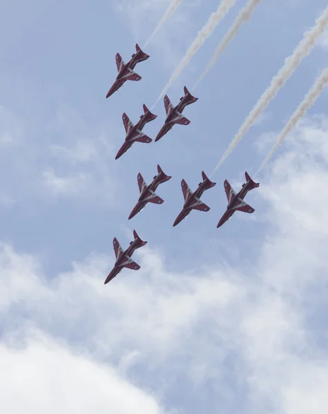 Equipe aerobática em mergulho íngreme — Fotografia de Stock