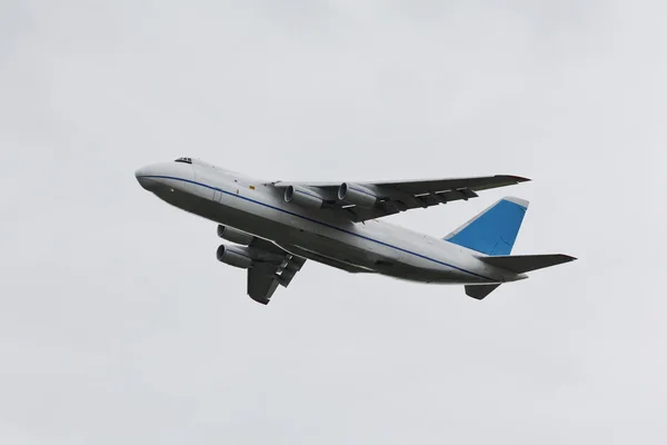 Heavy cargo plane — Stock Photo, Image