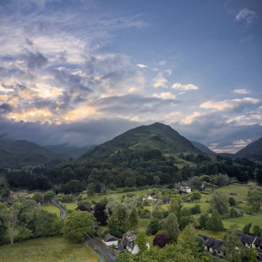 Gün batımında Grasmere Gölü Bölgesi 'nde Dümen Kayalığı