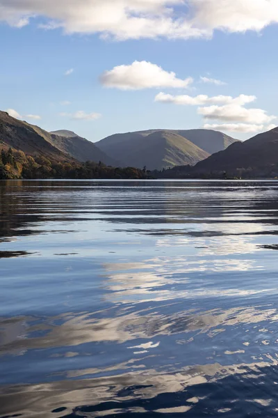 Düşerken yan ışığı ve suda dalgalanmaları olan ullswater.
