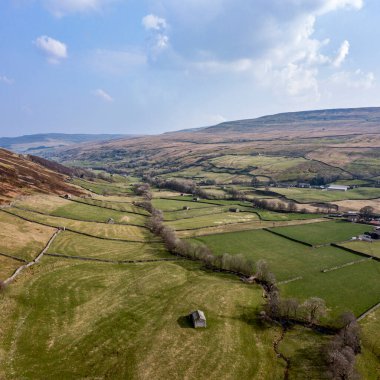 Swaledale North Yorkshire Meydanı 'nda Angram ve Thwaite arasındaki taştan ahırlar