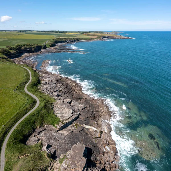 Cullernose Point Rumbling Kern Dunstanburgh Castle Elevated View — Foto Stock