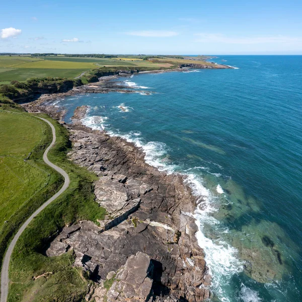 Cullernose Point Rumbling Kern Dunstanburgh Castle Elevated View Imágenes de stock libres de derechos