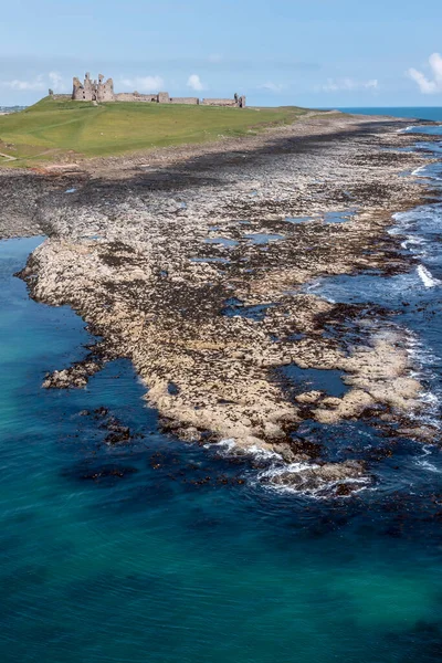 Dunstanburgh Castle South Daytime Elevated View Sea People — Foto Stock