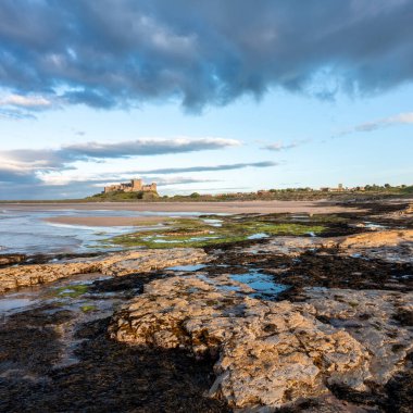 Harkness Rock 'tan Bamburgh Şatosu Gün batımını yükseltiyor