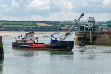 Dredger, Padstow Cornwall liman girişinde çalışıyor.