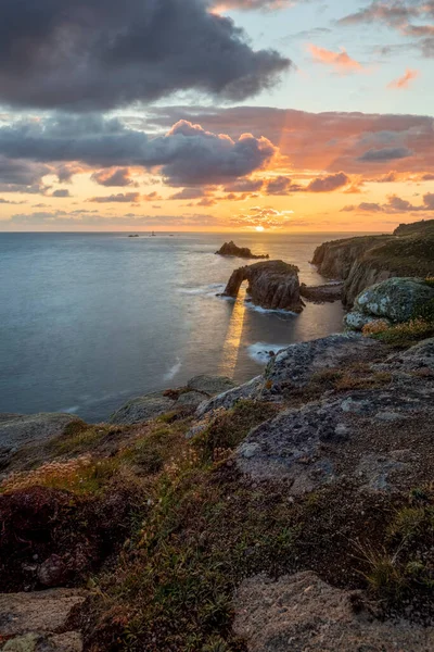 Puesta Sol Tierras Terminan Cornwall Con Enys Dodnan Las Formaciones — Foto de Stock