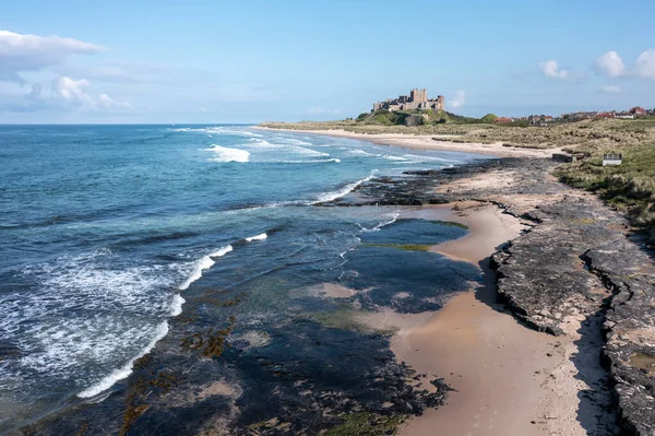 Castillo Bamburgh Desde Norte Durante Día Sin Personas Vista Elevada Fotos De Stock