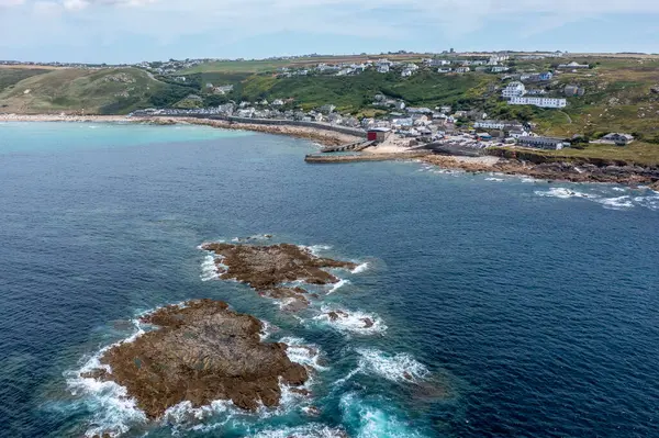 Sennen Cove Cornwall Showing Rocky Islands Offshore Elevated View Vert — ストック写真