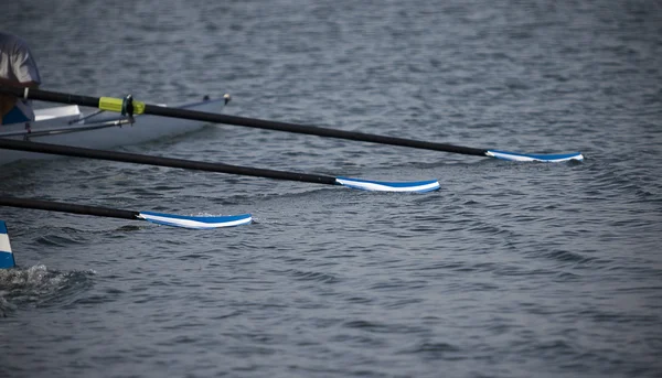 Oars lie on water. — Stock Photo, Image