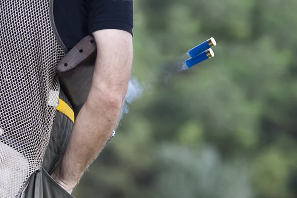 Schrotflinte wirft ihre Hülle — Stockfoto