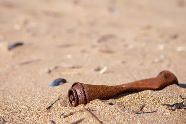 Umweltverschmutzung - Metalldose am Strand — Stockfoto