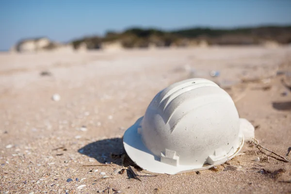 오염-해변에 플라스틱 하드 모자 — 스톡 사진